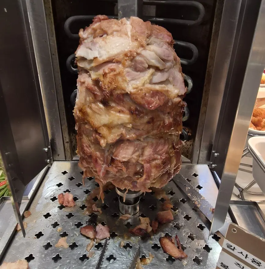 접시에 담은 닭고기 바비큐 케밥