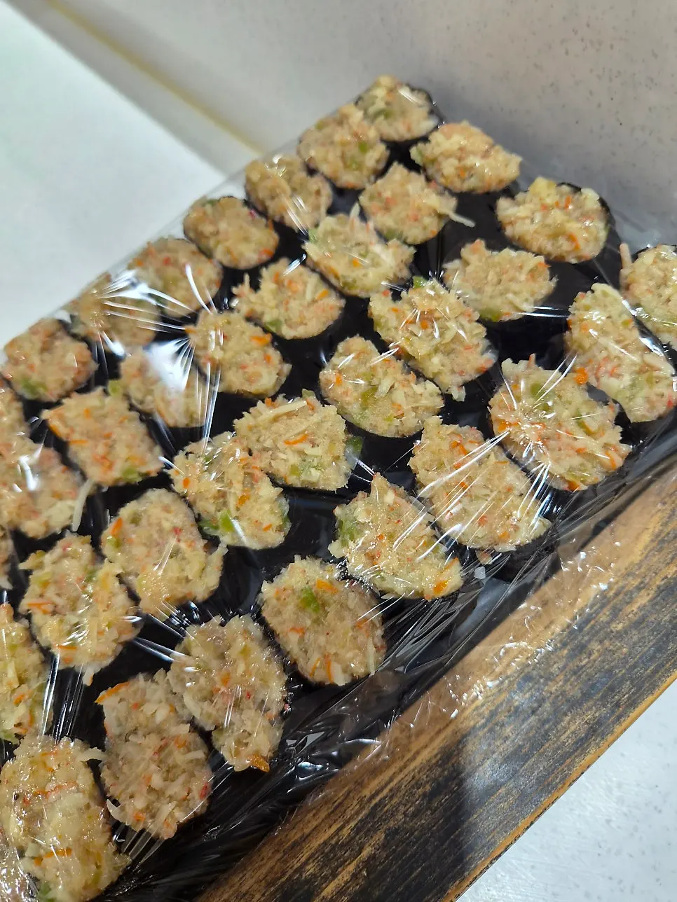 접시에 담아온 롤과 초밥 한 상
