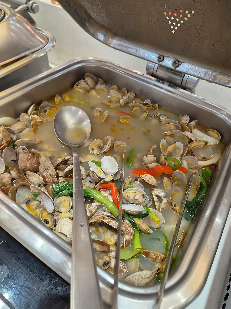 굴찜과 조개찜을 담은 접시