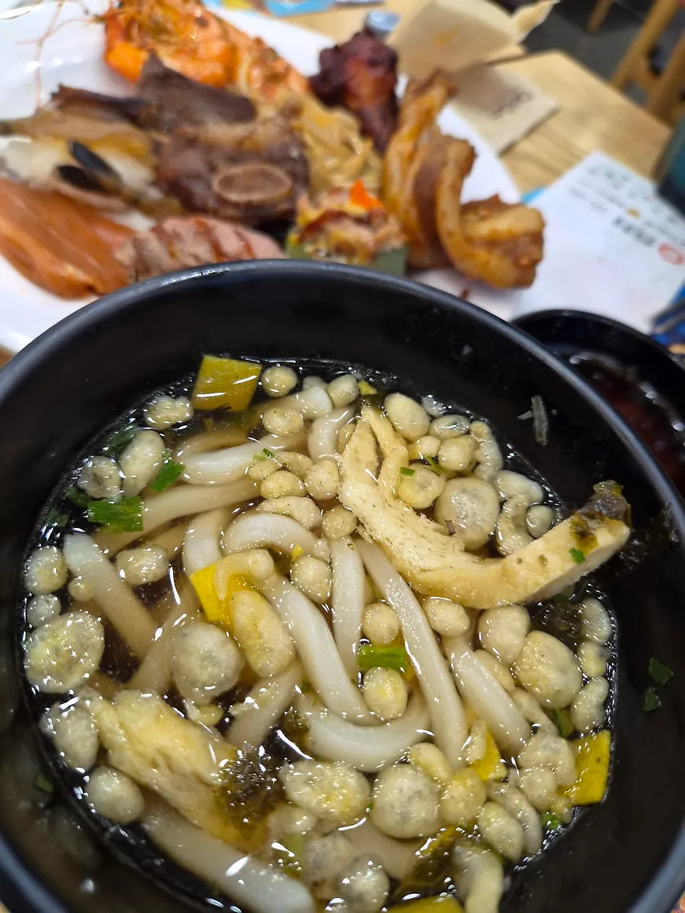 싹 비운 접시가 놓인 식사 테이블