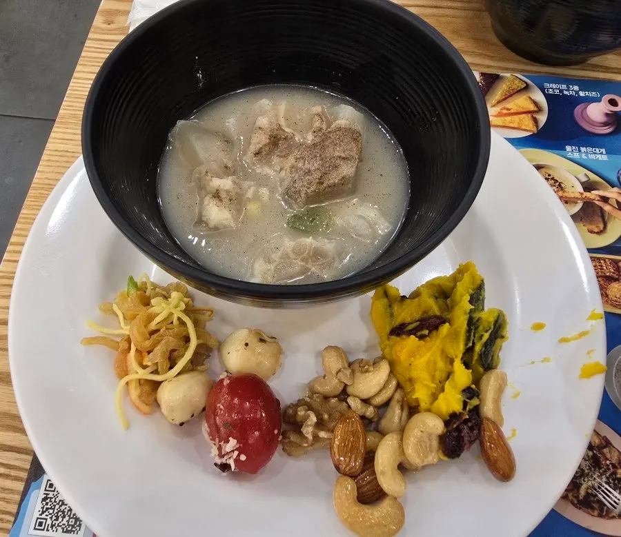Gomtang seasoned with salt and pepper