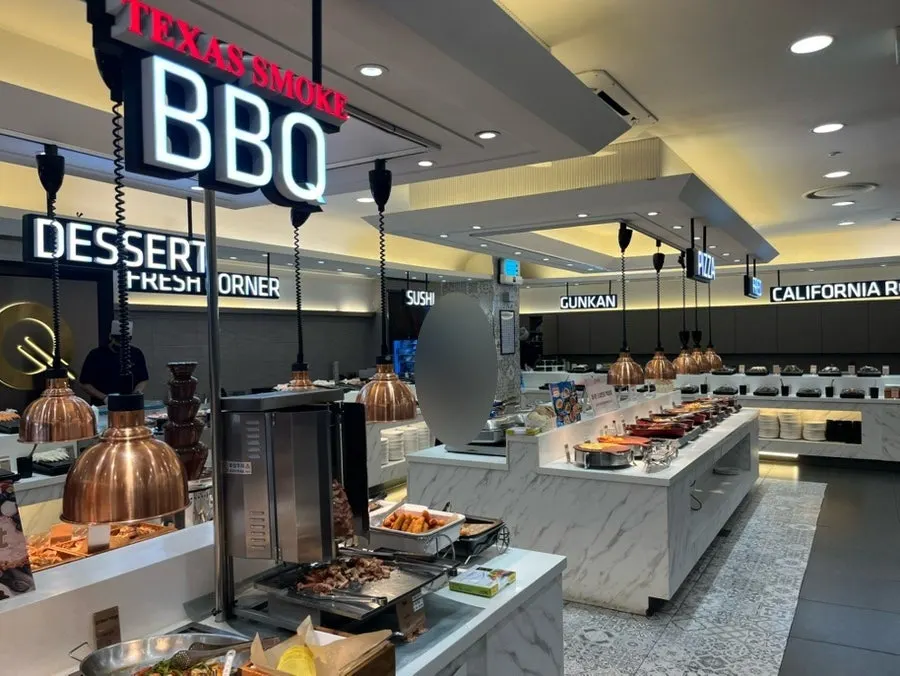 Spacious and pleasant restaurant interior
