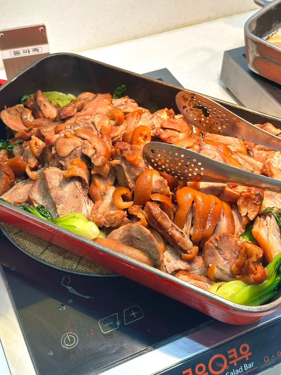 Station with galbi and chicken dishes