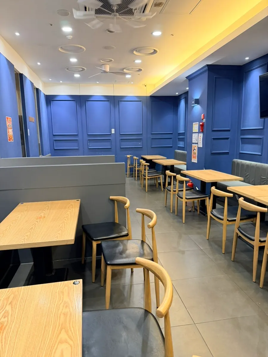 접시에 담아온 초밥과 뷔페 음식