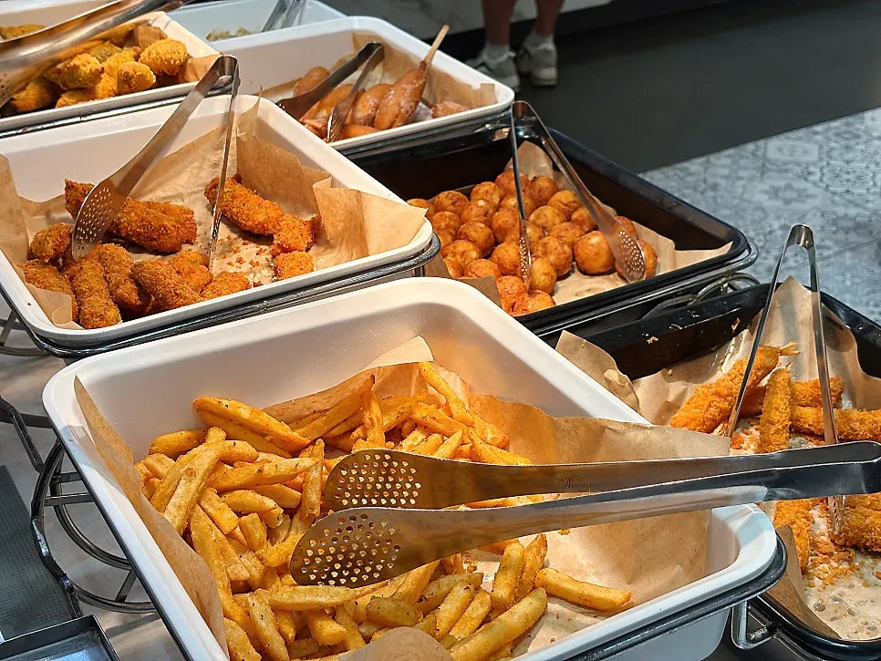 Overview of the hot dish corner at QooQoo Chuncheon Branch