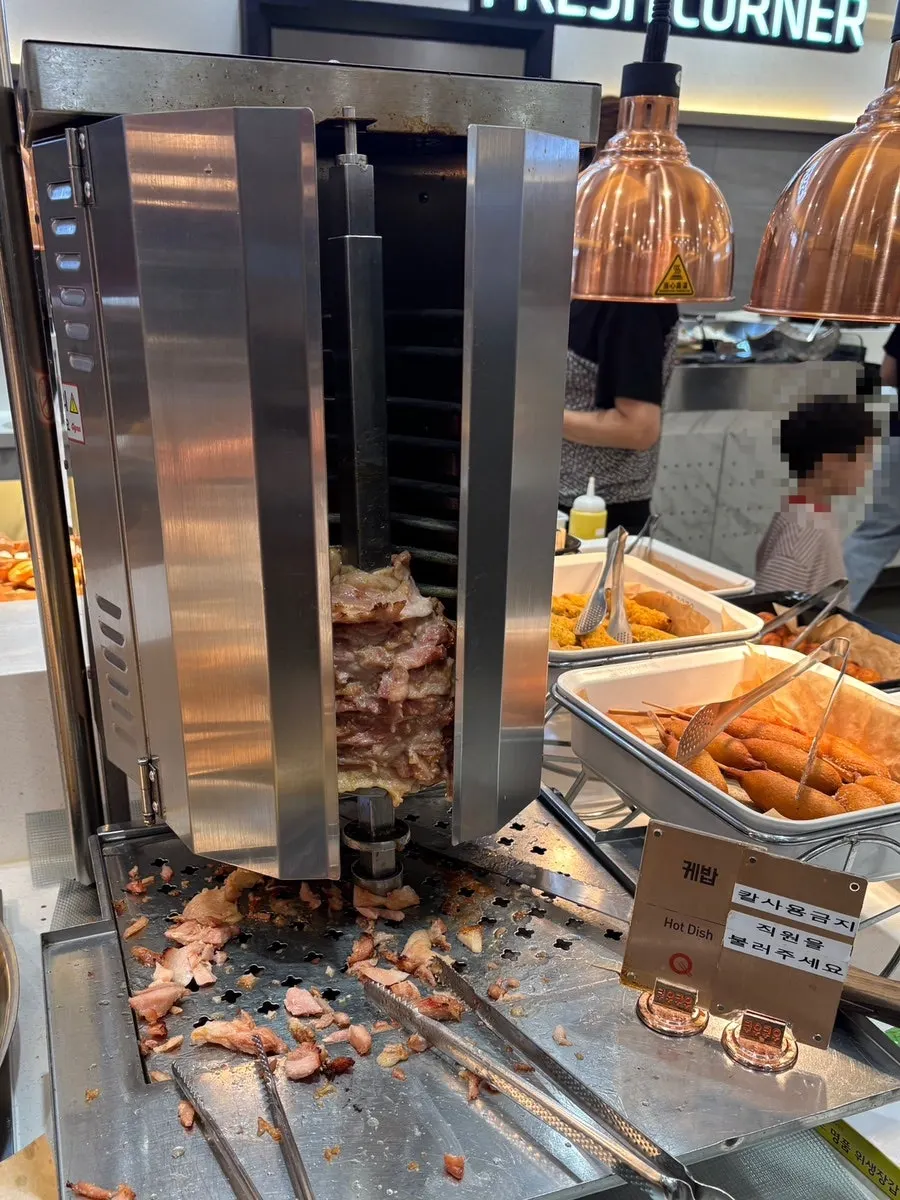 Covered hot-food station