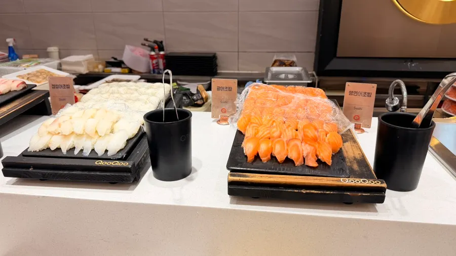 초밥과 해산물이 진열된 뷔페 코너