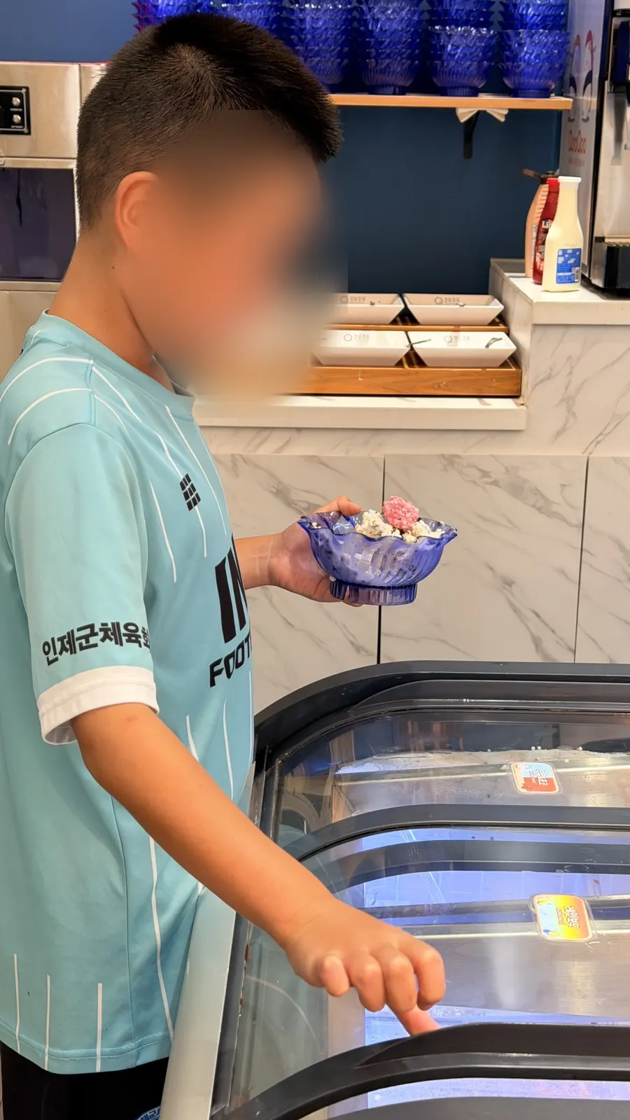 아이스크림과 구슬아이스크림을 담은 디저트 그릇