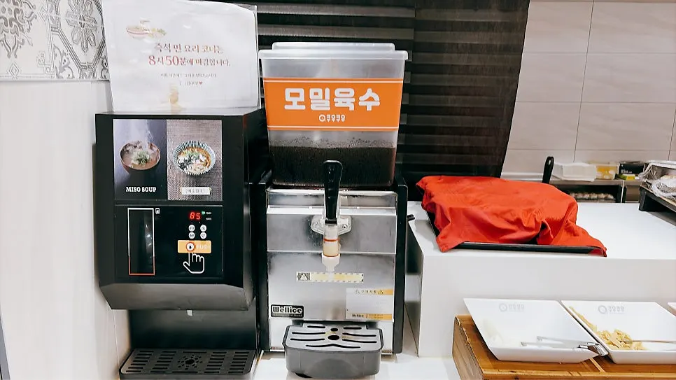 과일과 케이크가 놓인 디저트 코너