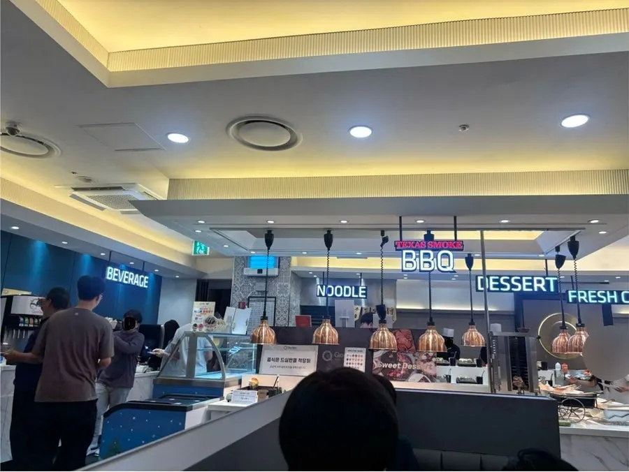 The 180-seat dining hall at QooQoo Chuncheon Branch