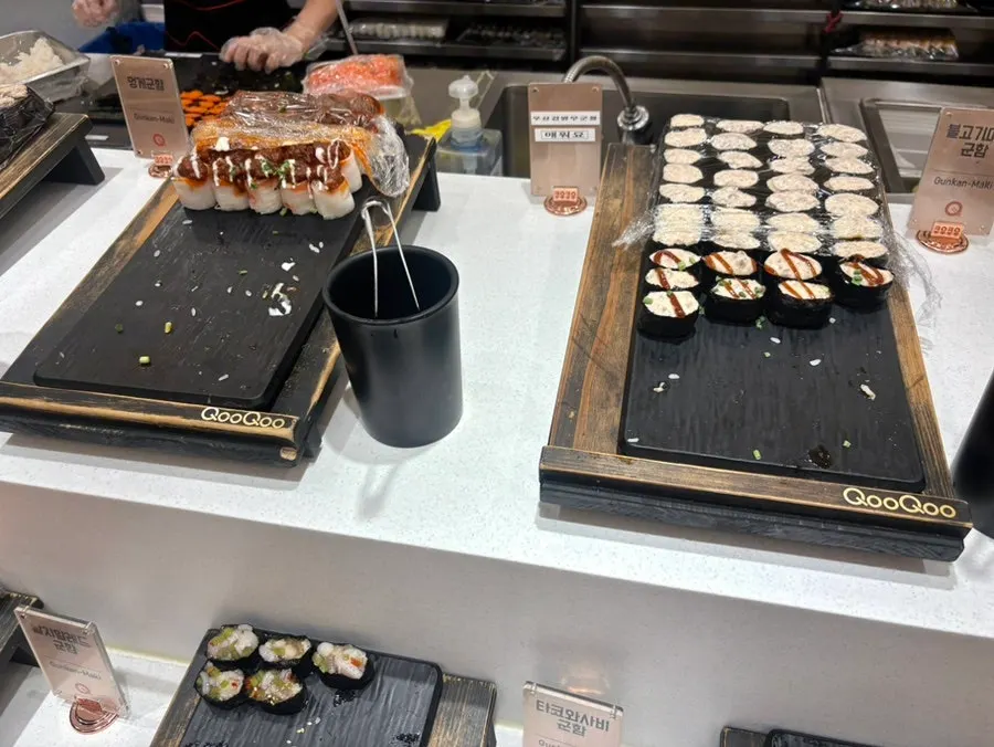 Rolls and gunkan sushi displayed by type