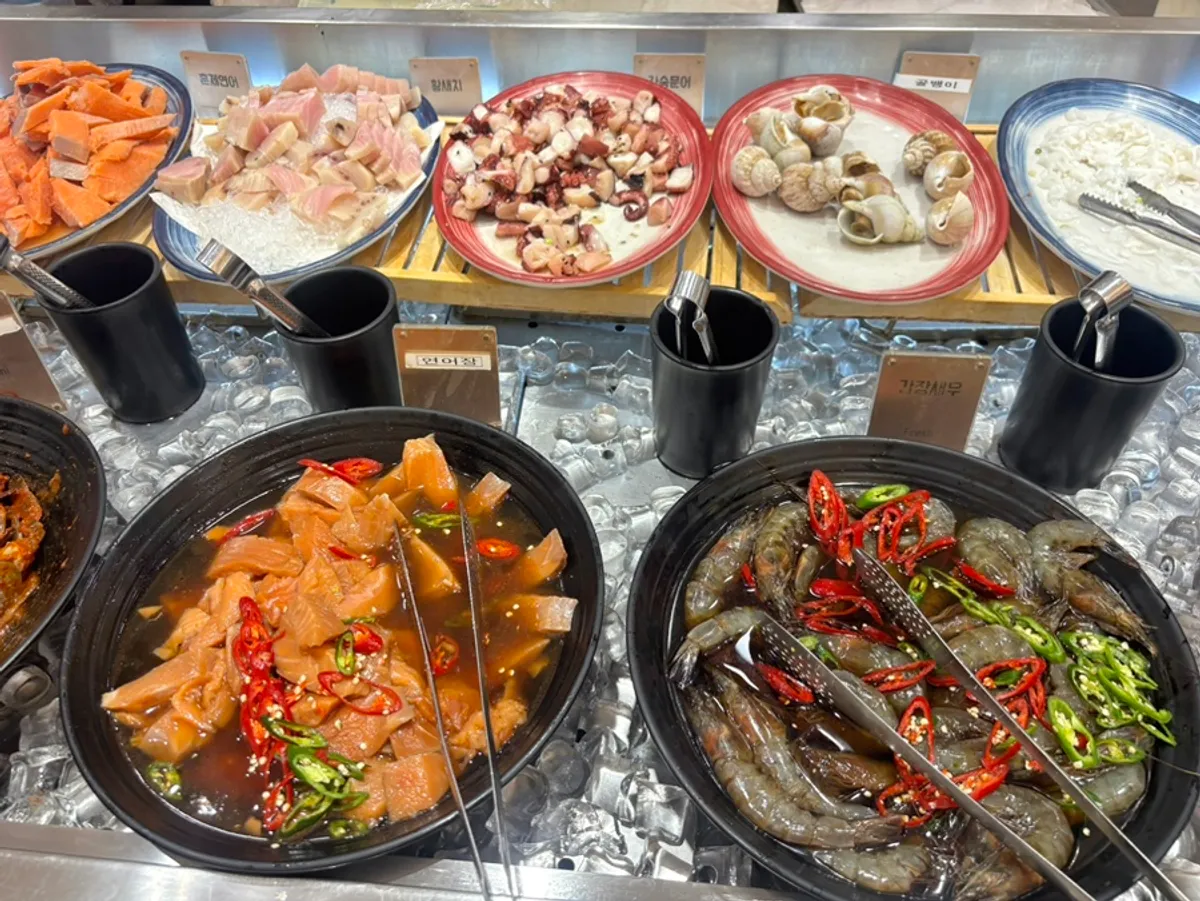 얼음 위에 올려진 사시미 코너