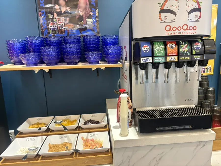 Soft-serve ice cream machine and topping bar