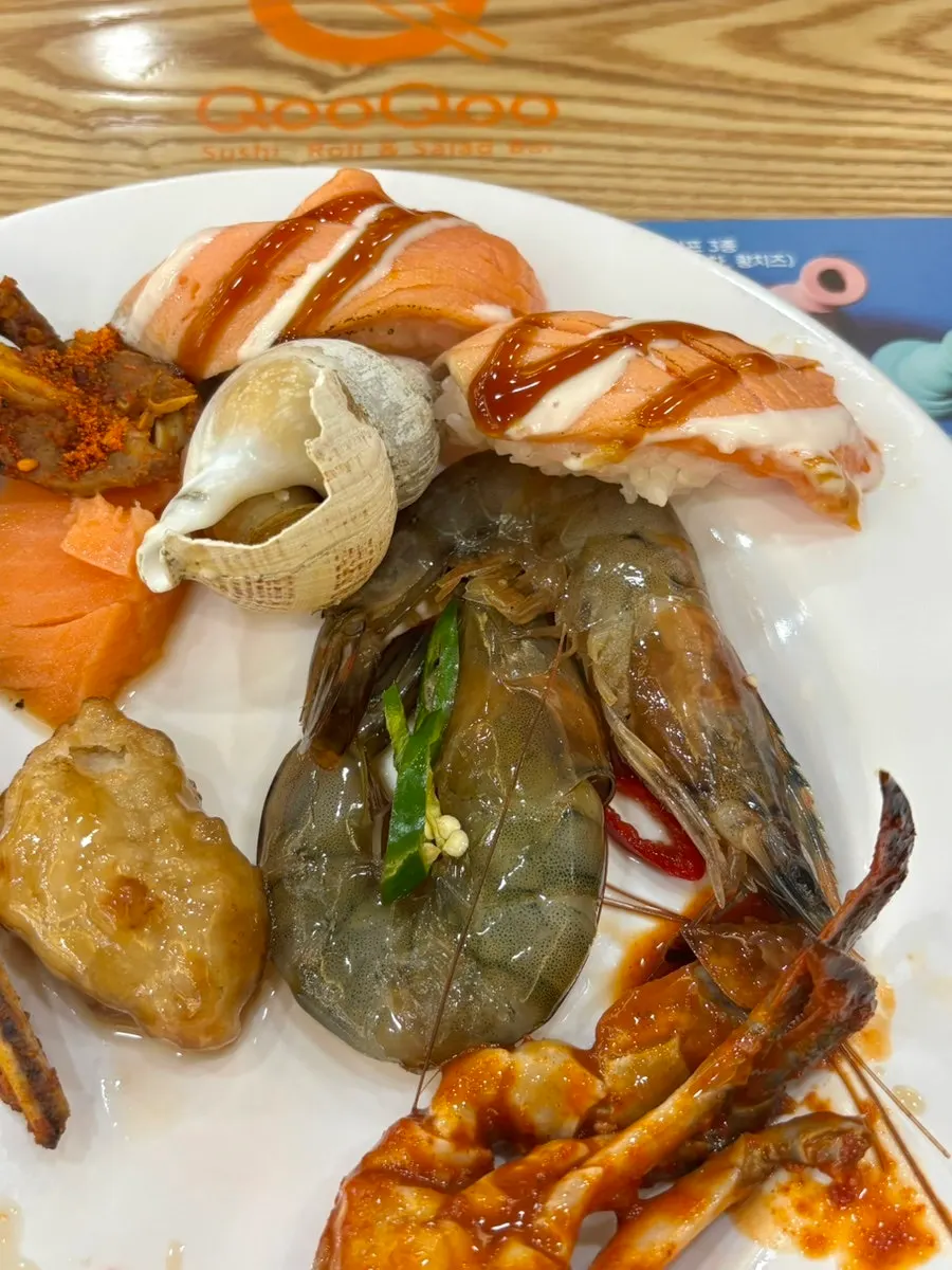 Table setting at the end of the weekend lunch