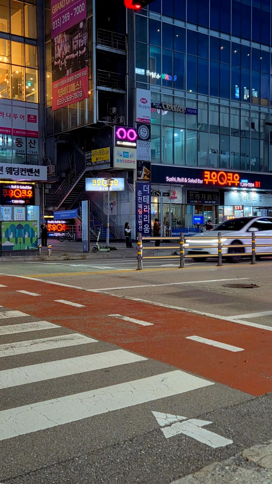 CGV 건물 외벽에 걸린 쿠우쿠우 춘천점 간판