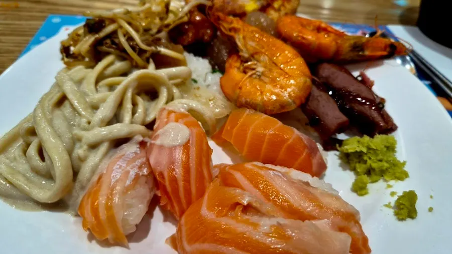 1차로 담아온 뷔페 음식 접시