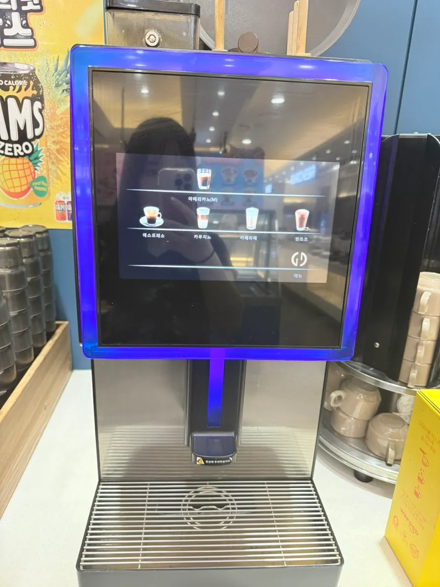 Coffee machine dispensing americano and café latte