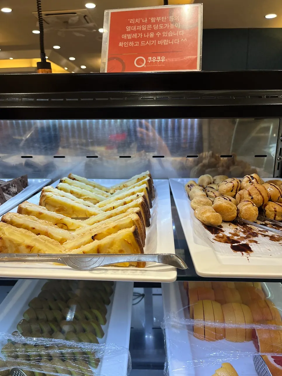 커피와 쥬스가 있는 음료 코너