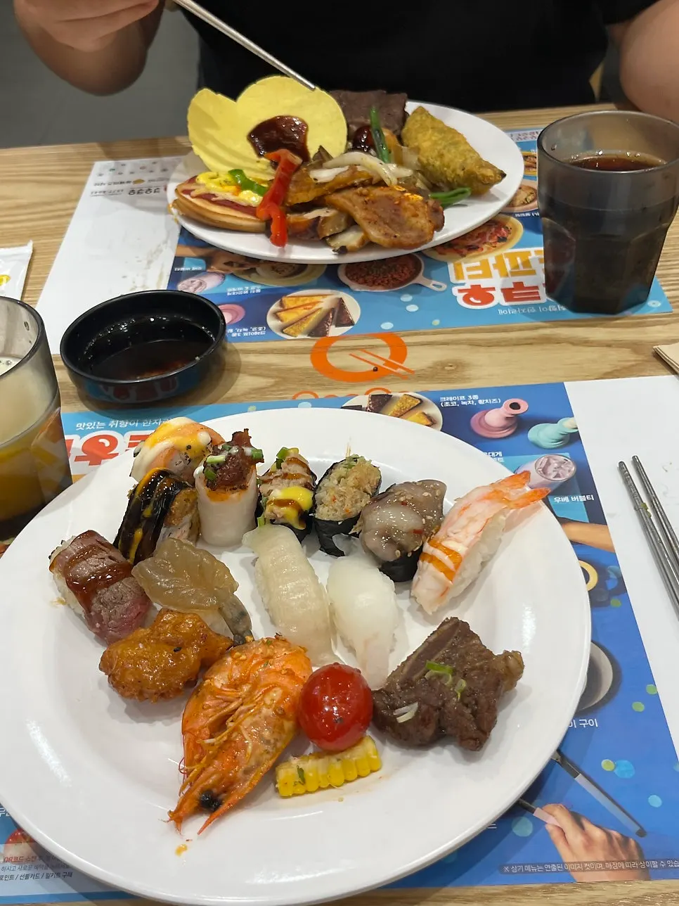 접시에 담아온 초밥과 군함