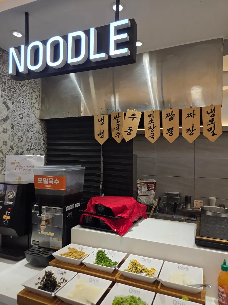 프레시 코너의 회와 군함 초밥 구성