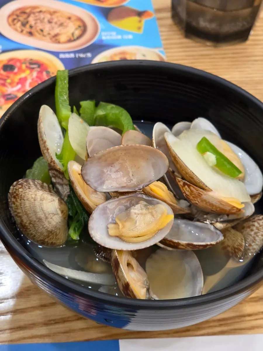 매콤칼칼한 양념의 바지락찜 한 접시