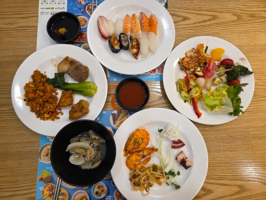 바지락찜과 함께 담은 뷔페 메뉴 접시
