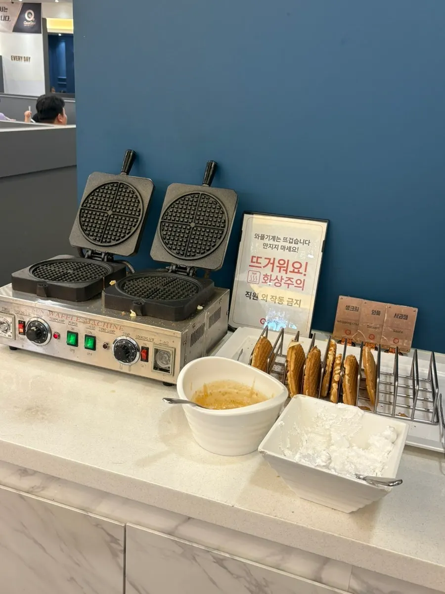 Fruit and fondue at the dessert corner