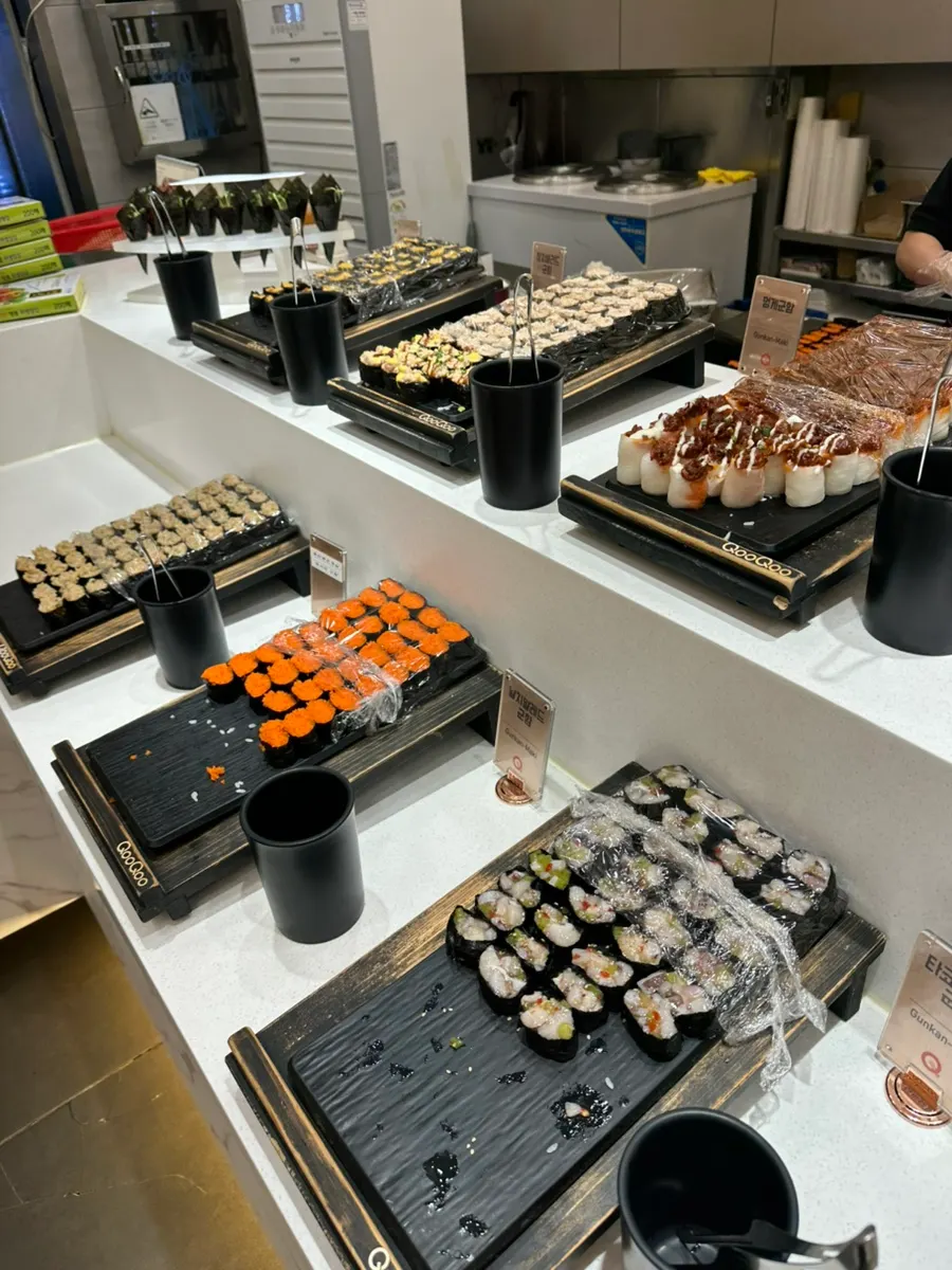Kệ bày sushi cá tươi xếp thành hàng