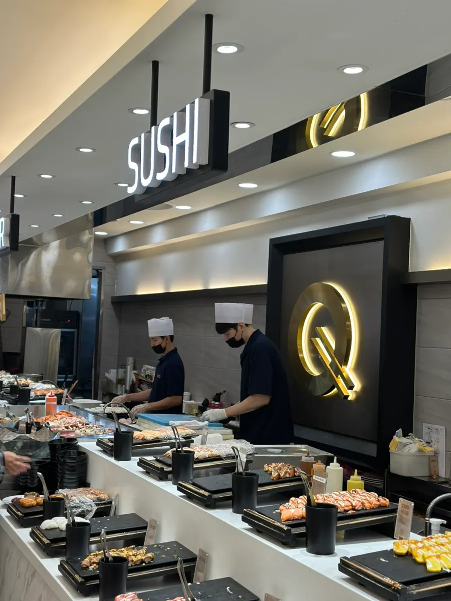 Nhiều loại sushi cuộn được bày ra