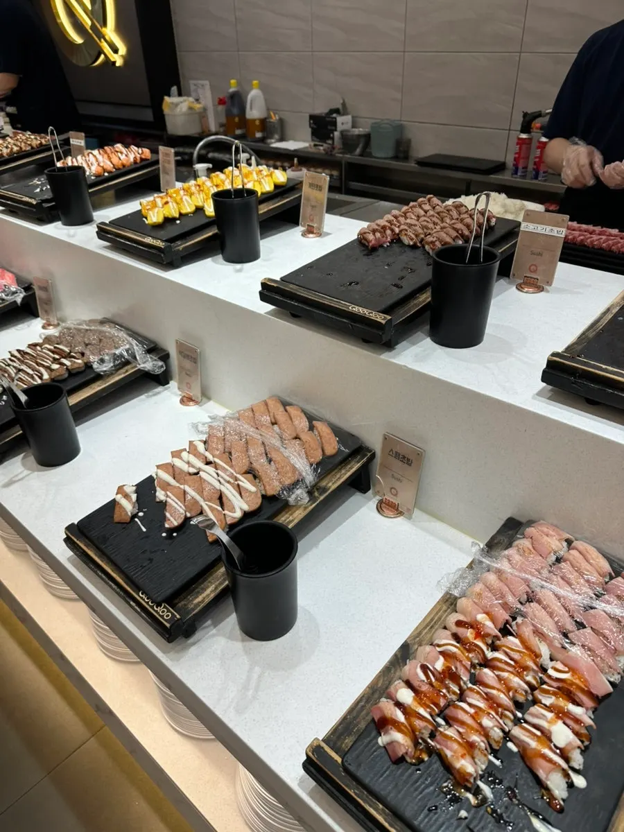 Toàn cảnh khu buffet sushi
