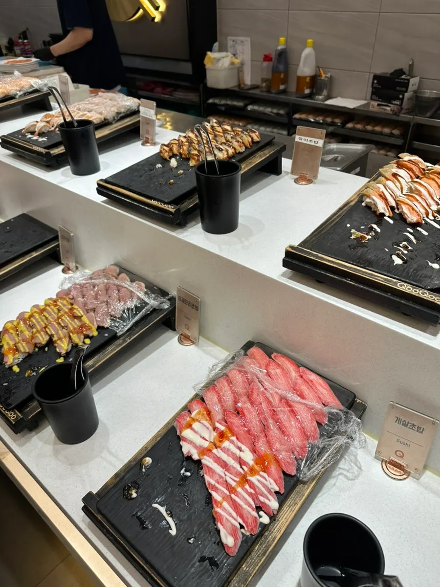 Các đĩa được xếp đầy tại khu sushi
