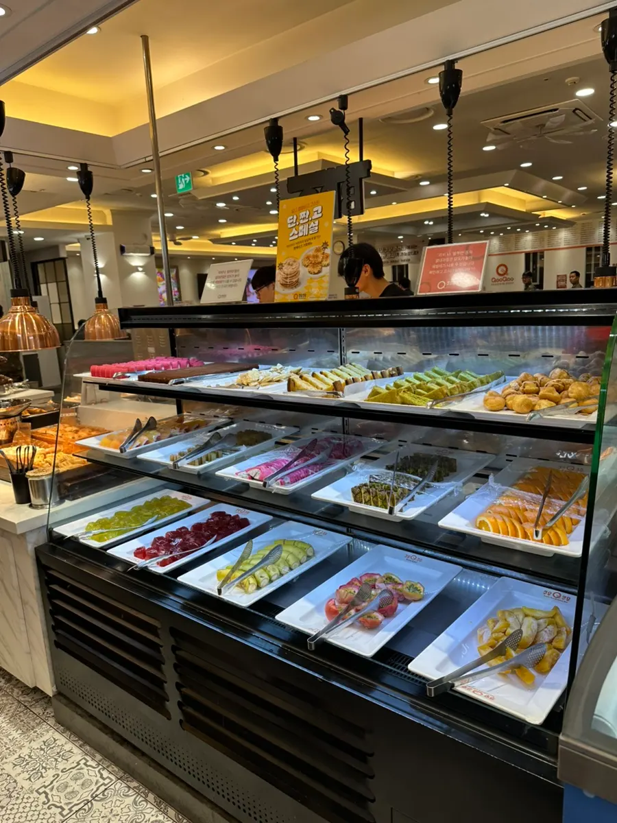 Khu tráng miệng có thác chocolate và bánh nướng