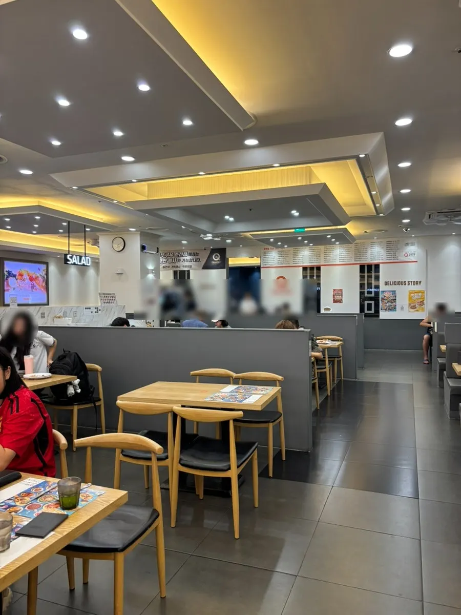 Entering QooQoo Chuncheon Branch on a weekday evening