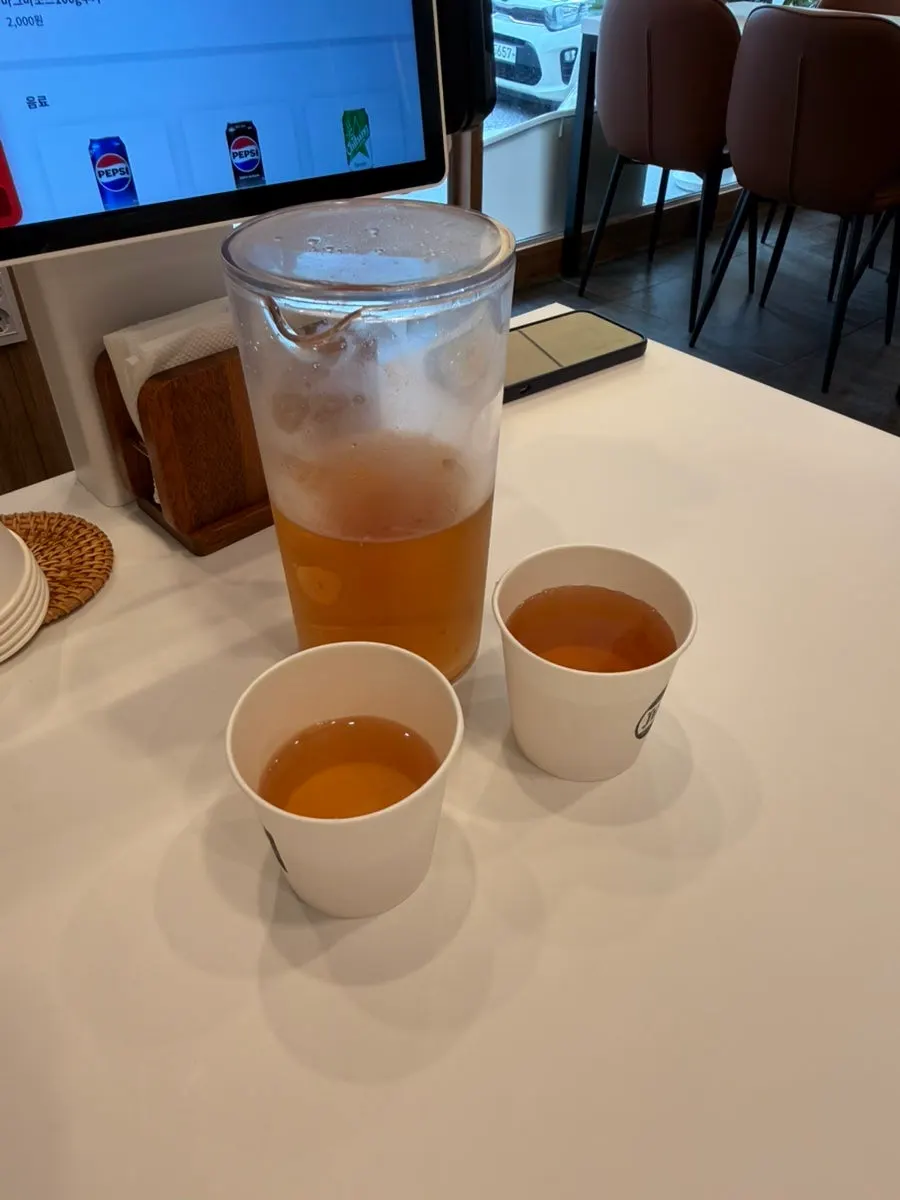 컵에 따른 보리차