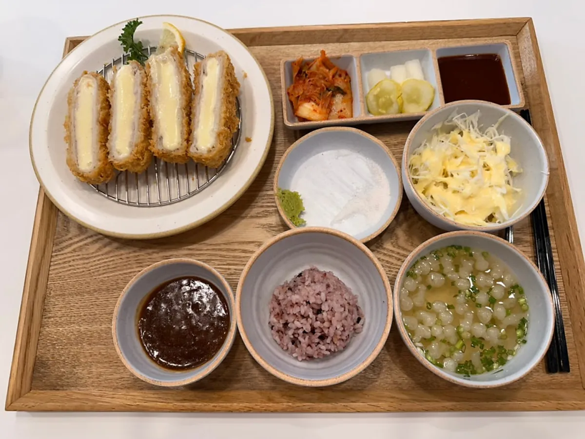 흑미밥과 우동 국물이 함께 나온 치즈듬뿍카츠 정식 한 상