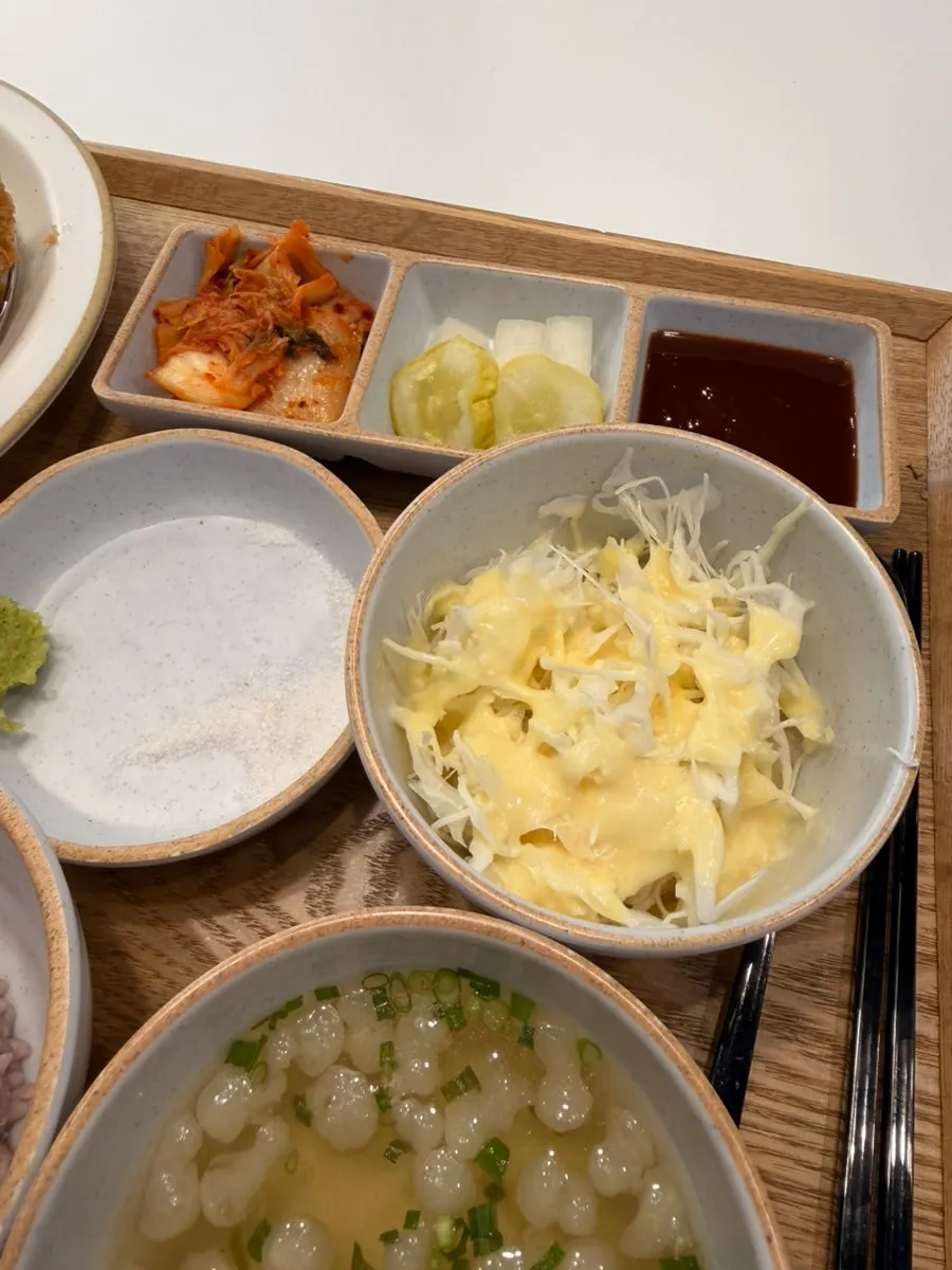 치즈가 흘러내리는 치즈돈까스 한 조각