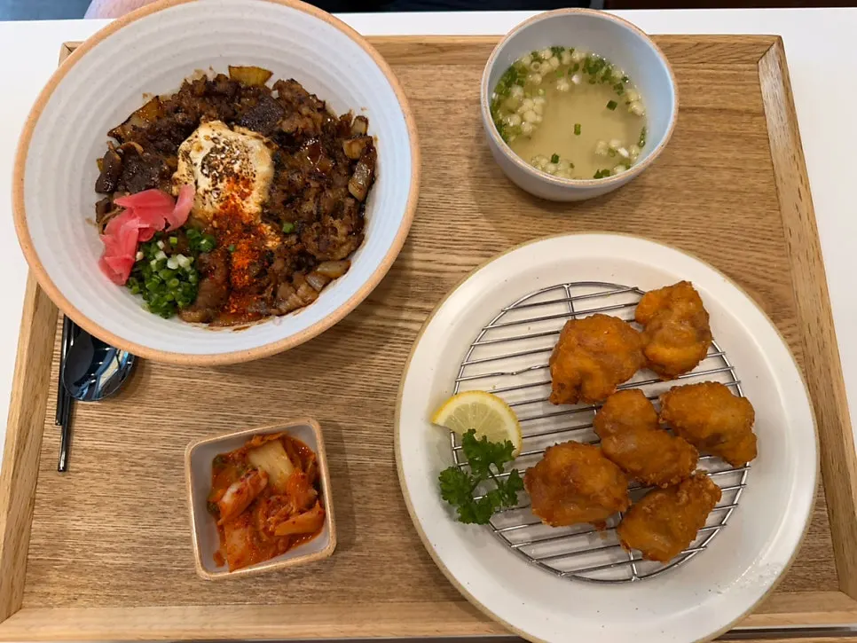 우삼겹과 수란이 올라간 규동과 가라아게 상차림