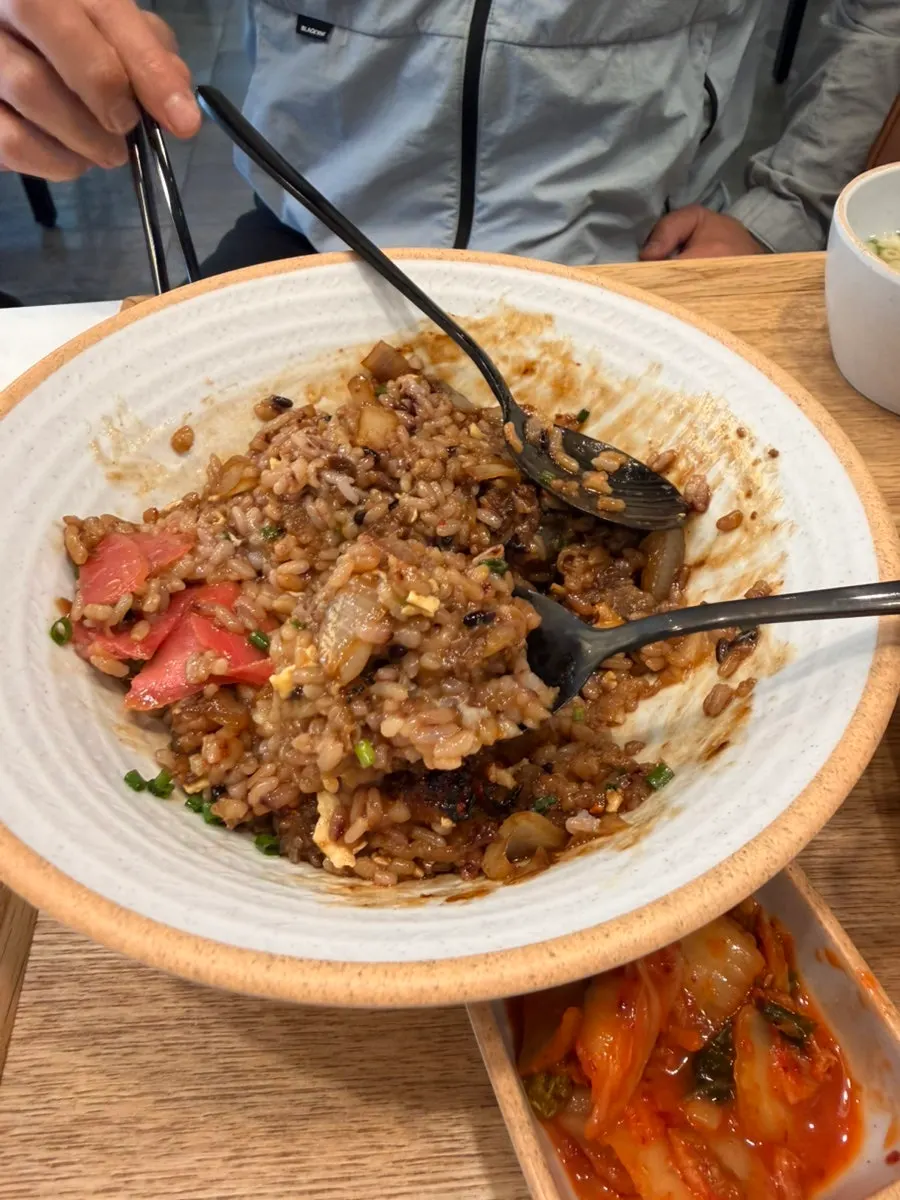 치즈돈까스 한 조각과 규동 그릇
