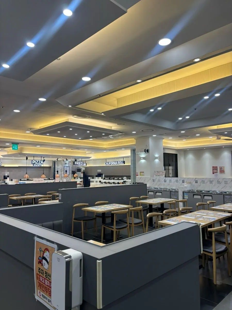 View of the dining hall seating at QooQoo Chuncheon Branch