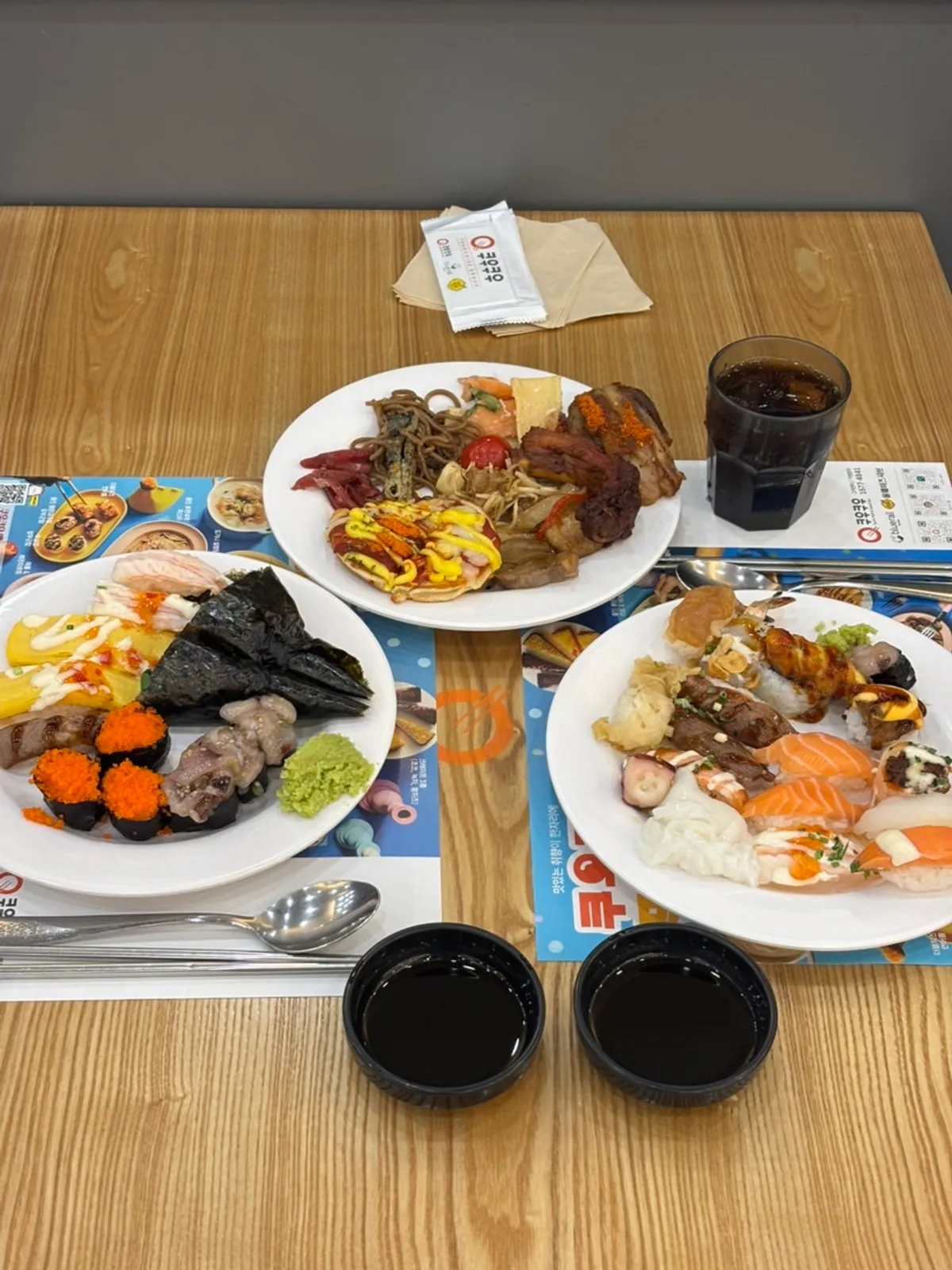 초밥과 핫푸드를 담아온 접시