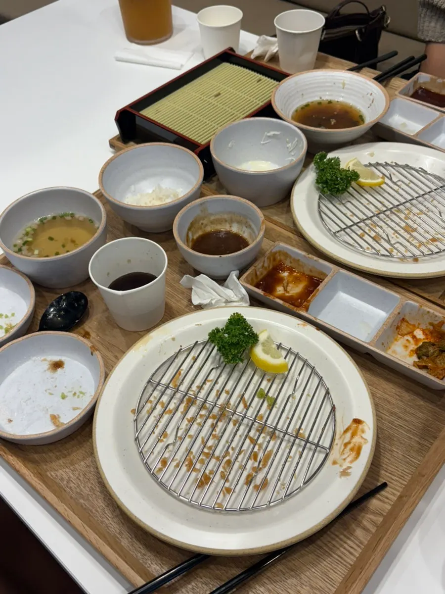 จานที่กินหมดเกลี้ยงหลังมื้ออาหาร