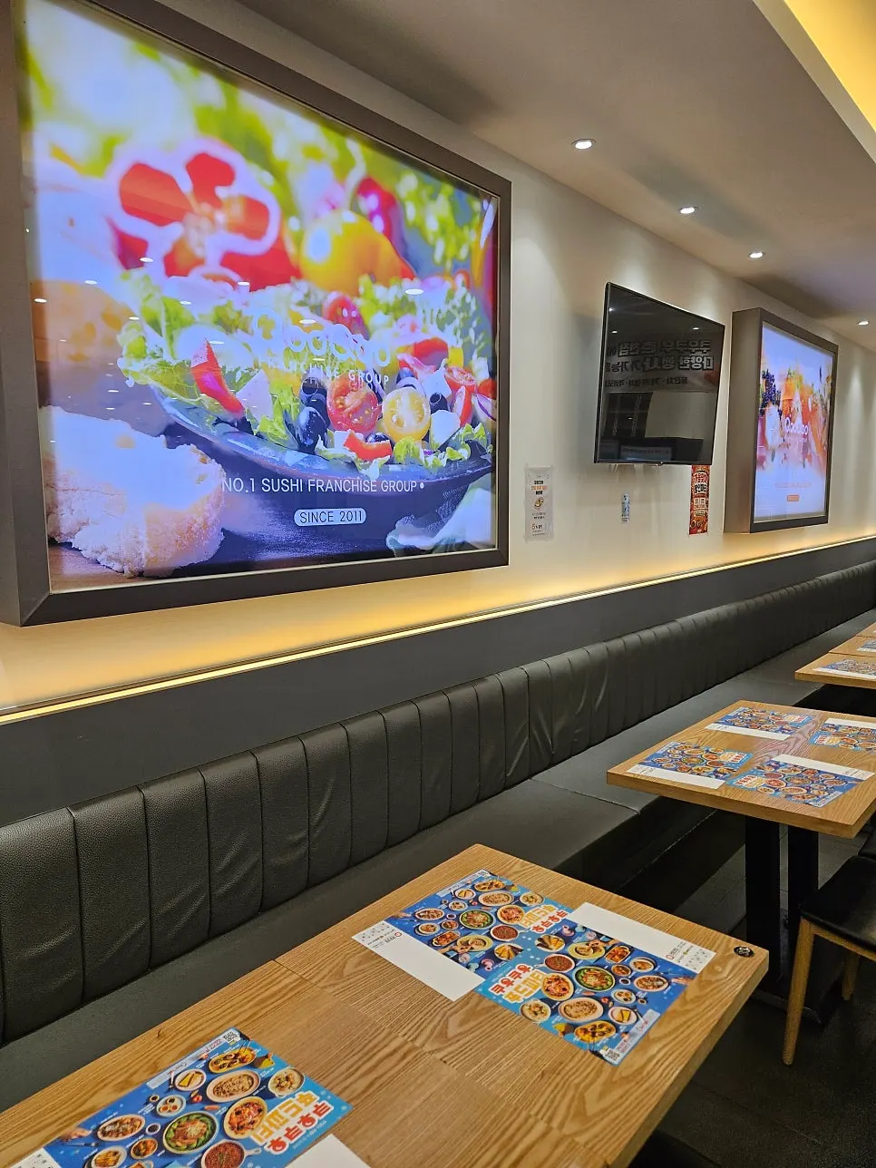 The route around the food counters at QooQoo Chuncheon Branch