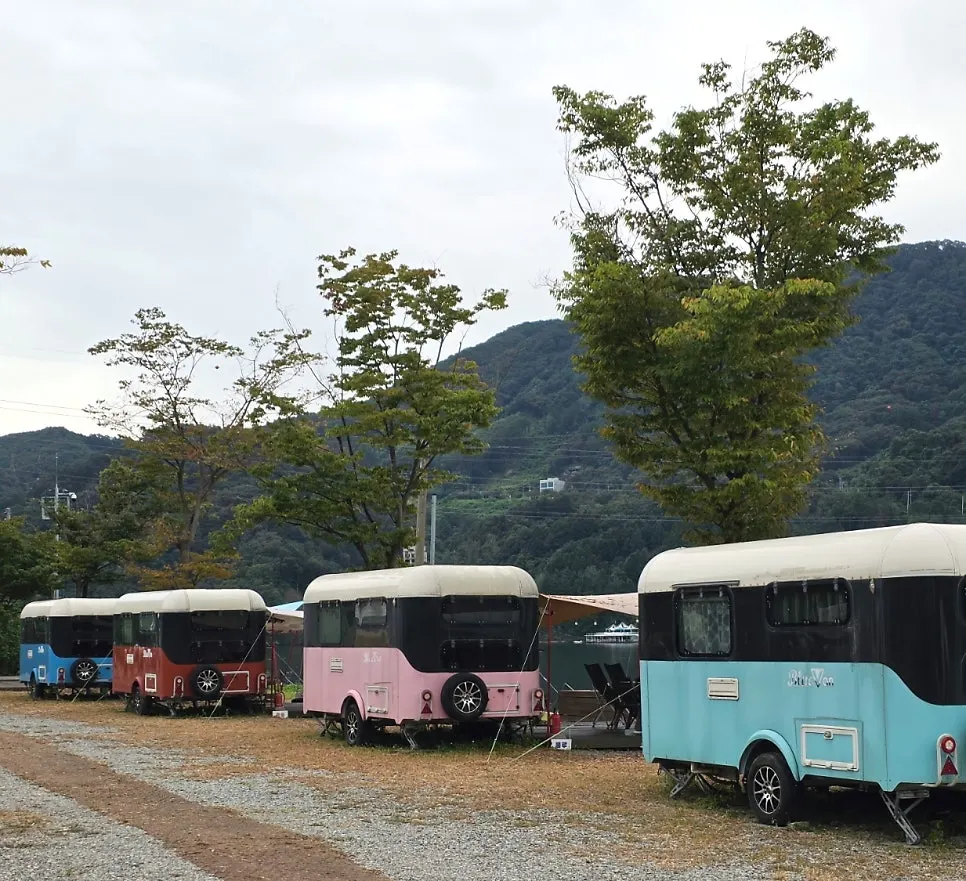 Site with Urban Slow City's 4 caravans