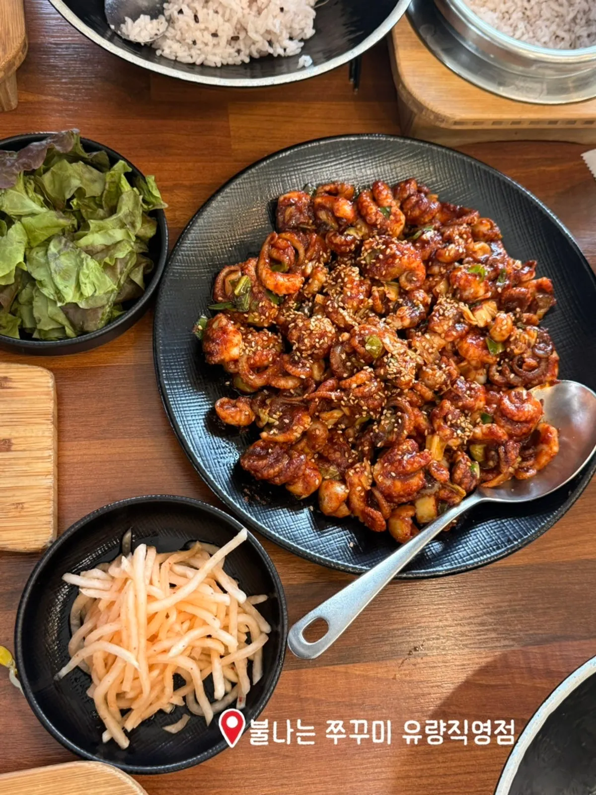 A full spread of jjukkumi at Bulnaneun Jjukkumi Yuryang Direct Branch