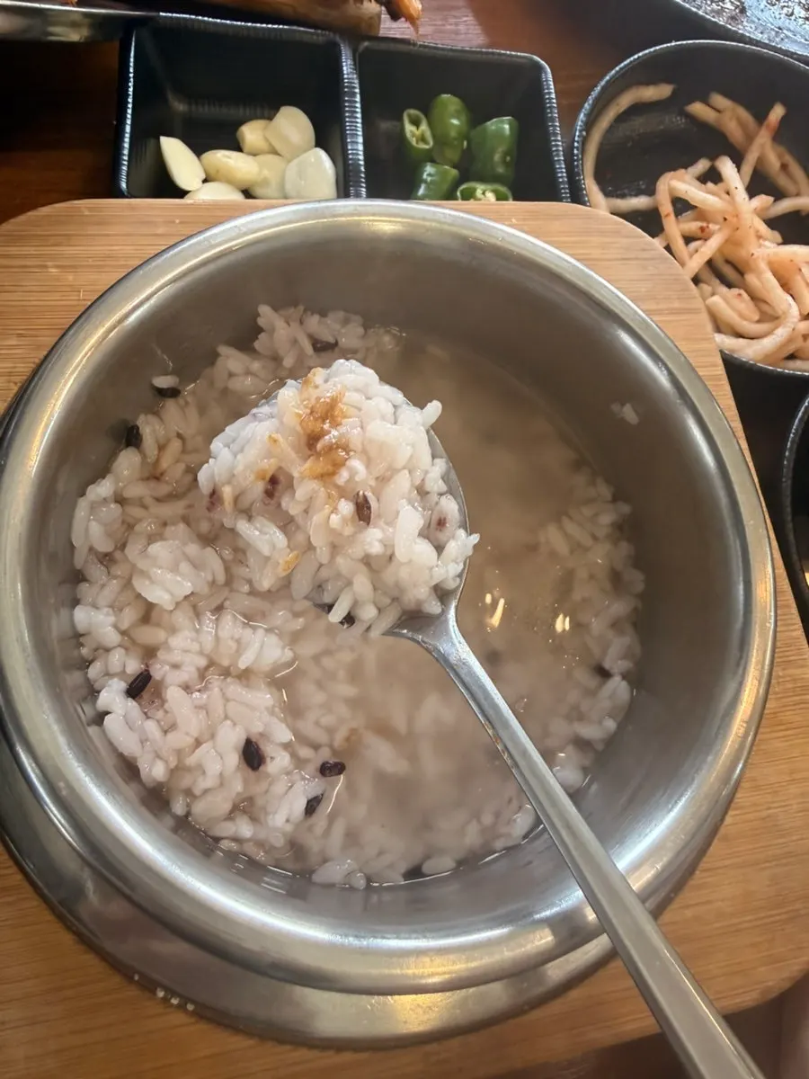 Scorched rice made from the hot pot rice
