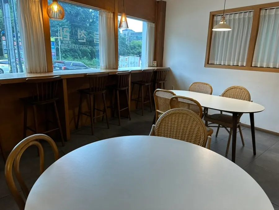 Retro-style interior of Eopcheonri382 Chungbuk National University Branch