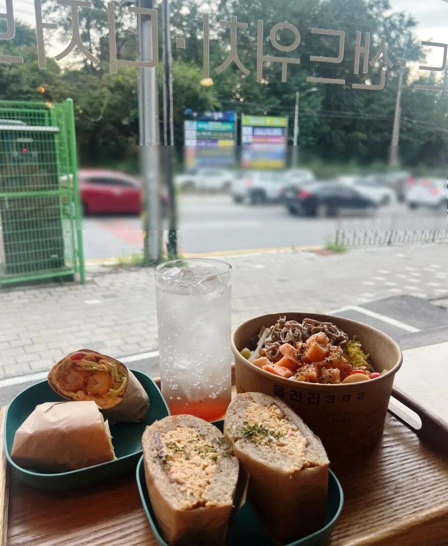 포케 샌드위치와 음료 주문 메뉴