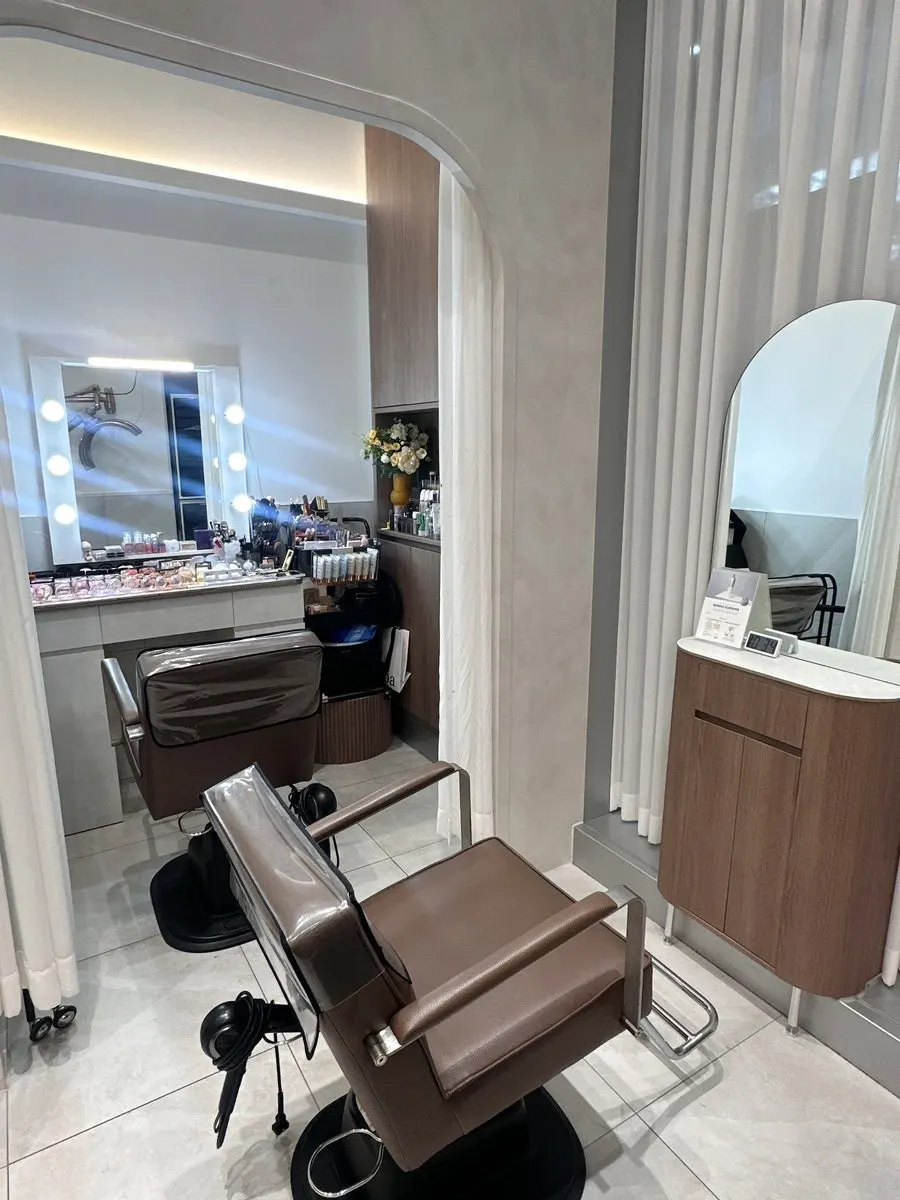 Interior of Cheongdam Shop Sinyongsan Branch, run as a one-person shop