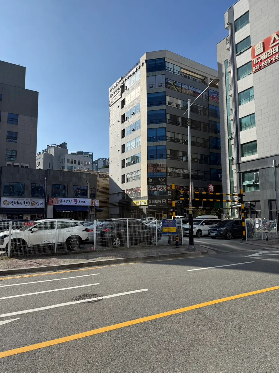 Exterior of Motsaenggin Ttungdwaeji Cheongdang Branch next to Hanaro Mart in Cheongdang-dong