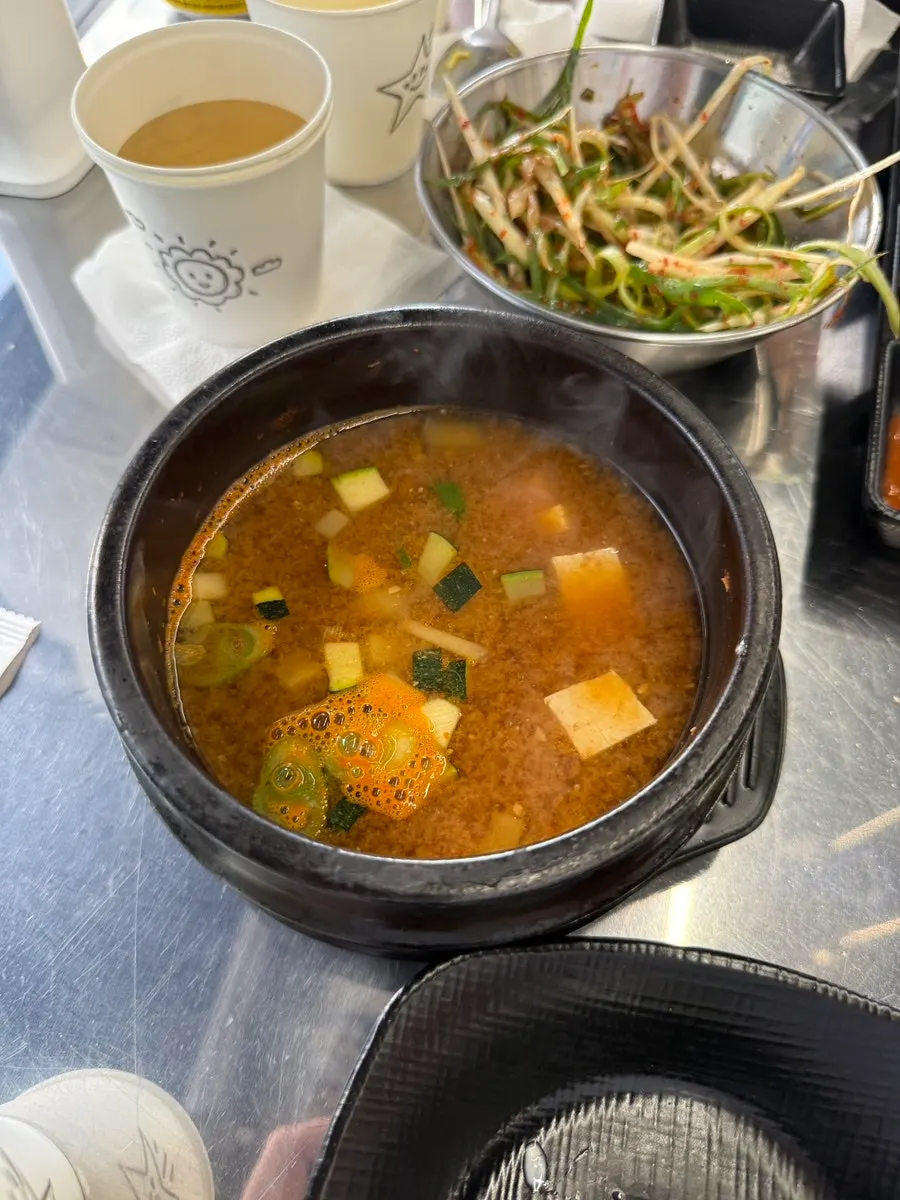 Bowl of pa-kimchi and garlic